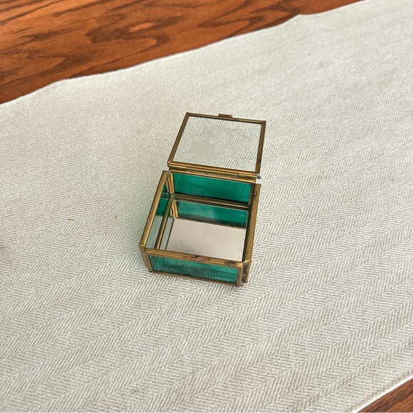Elegant Green Glass and Gold Accent Box - Picture 2 of 9